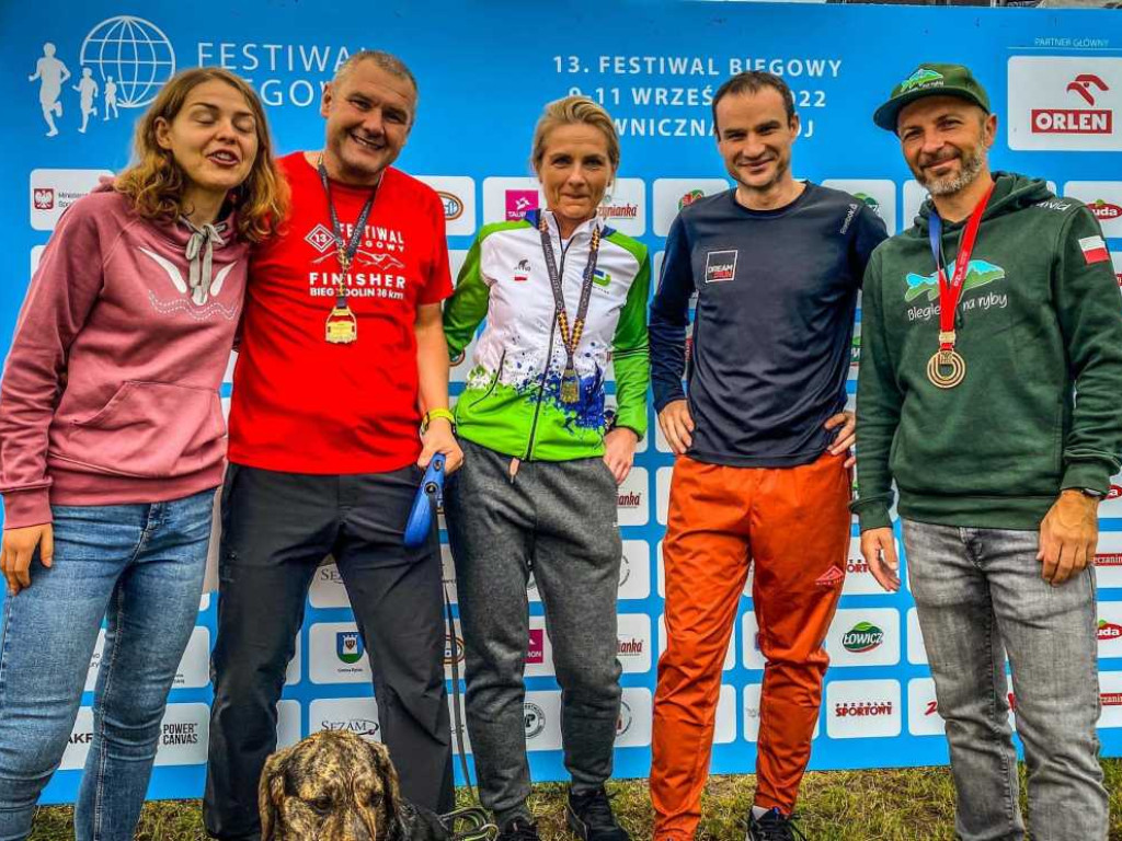 Artur Jabłoński wygrał bieg górski na 100 km! Metę przekroczył w podskokach! [ZDJĘCIA]