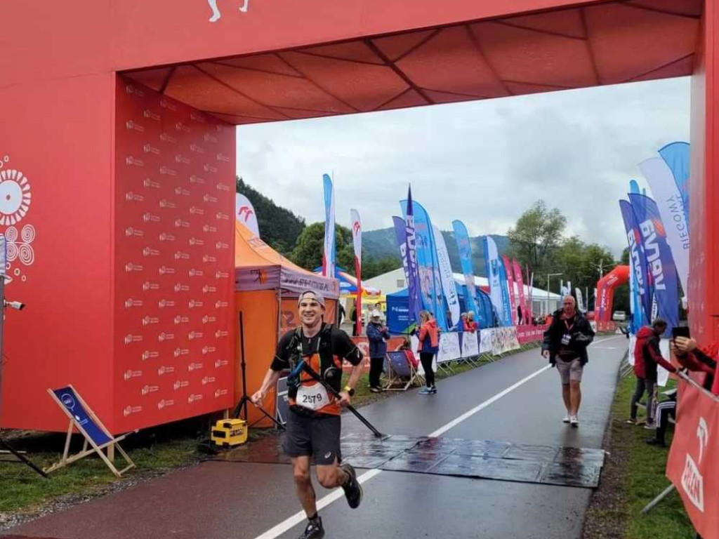 Artur Jabłoński wygrał bieg górski na 100 km! Metę przekroczył w podskokach! [ZDJĘCIA]