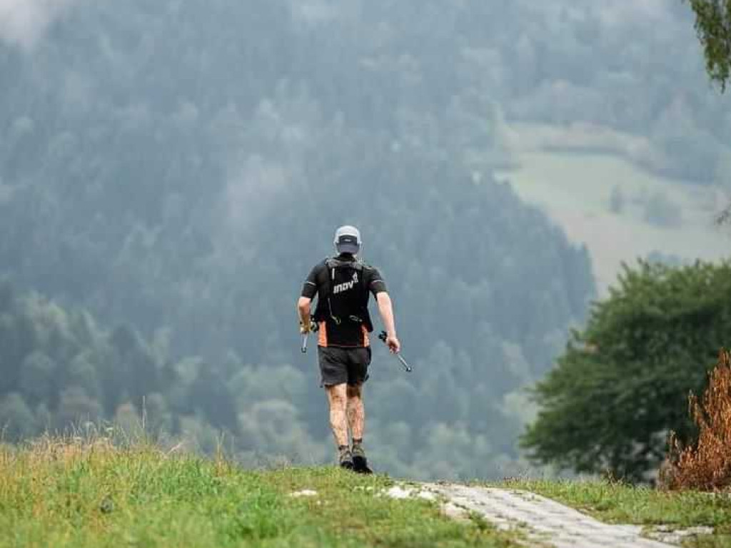 Artur Jabłoński wygrał bieg górski na 100 km! Metę przekroczył w podskokach! [ZDJĘCIA]