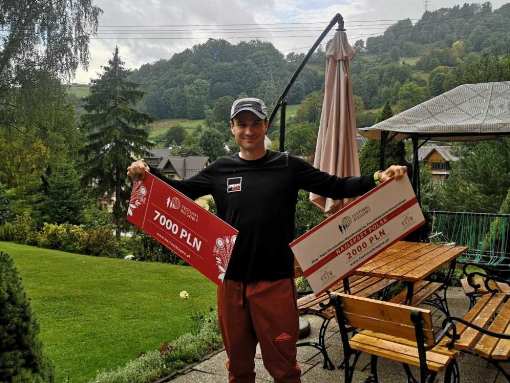 Artur Jabłoński wygrał bieg górski na 100 km! Metę przekroczył w podskokach! [ZDJĘCIA]