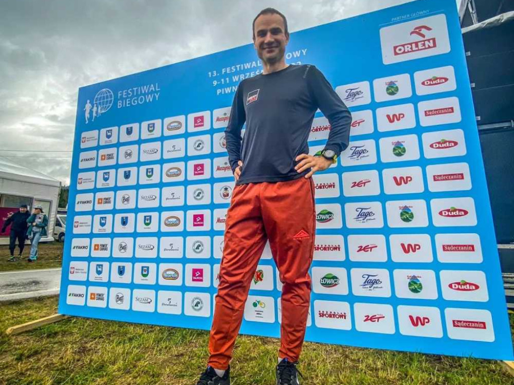 Artur Jabłoński wygrał bieg górski na 100 km! Metę przekroczył w podskokach! [ZDJĘCIA]