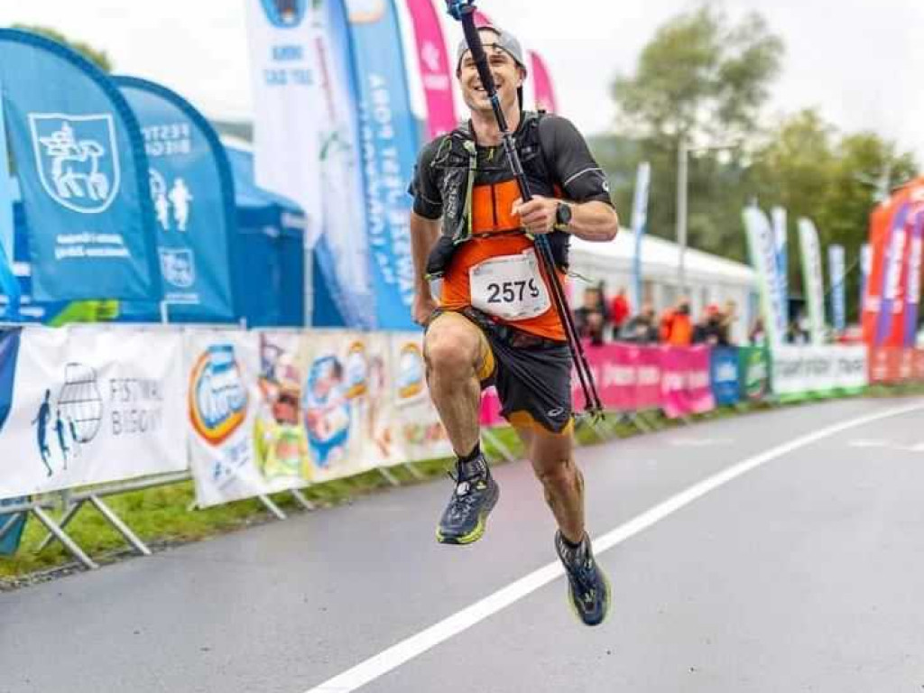Artur Jabłoński wygrał bieg górski na 100 km! Metę przekroczył w podskokach! [ZDJĘCIA]