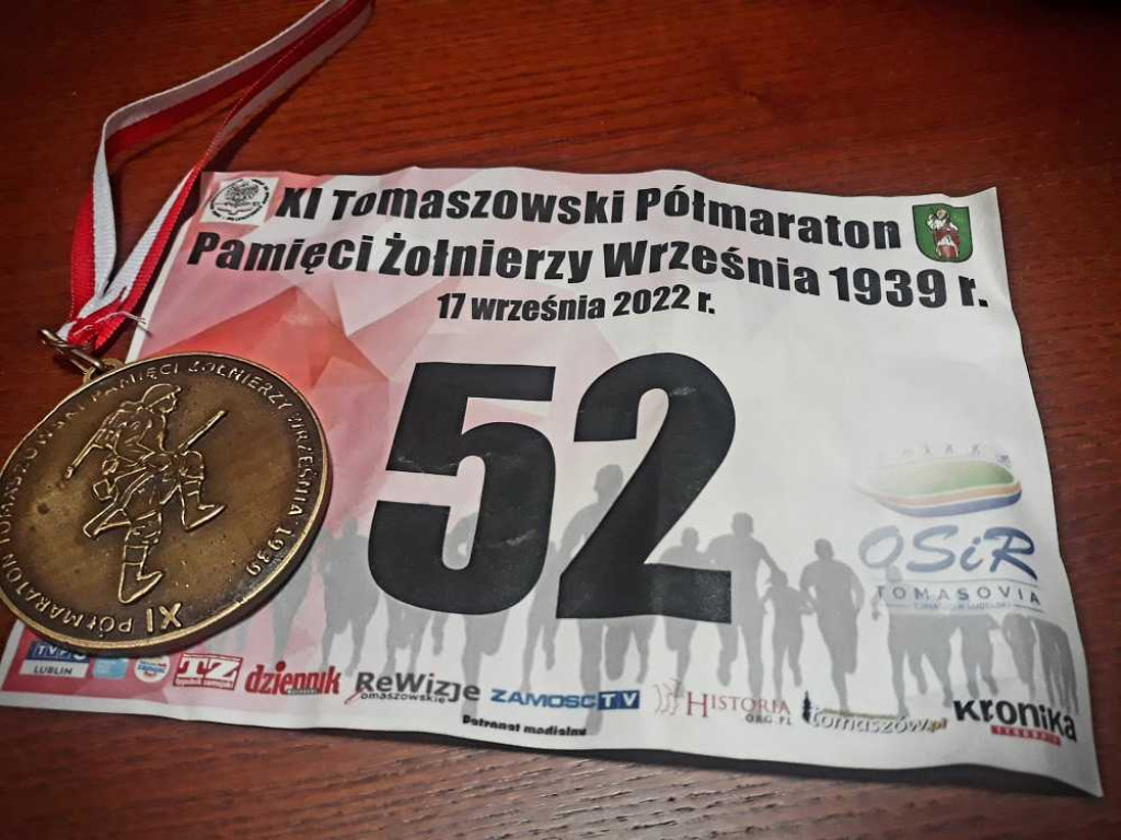 Biegiem uczcili Pamięć Żołnierzy Września 1939. Ksiądz Tomasz Szady wygrał w kategorii 