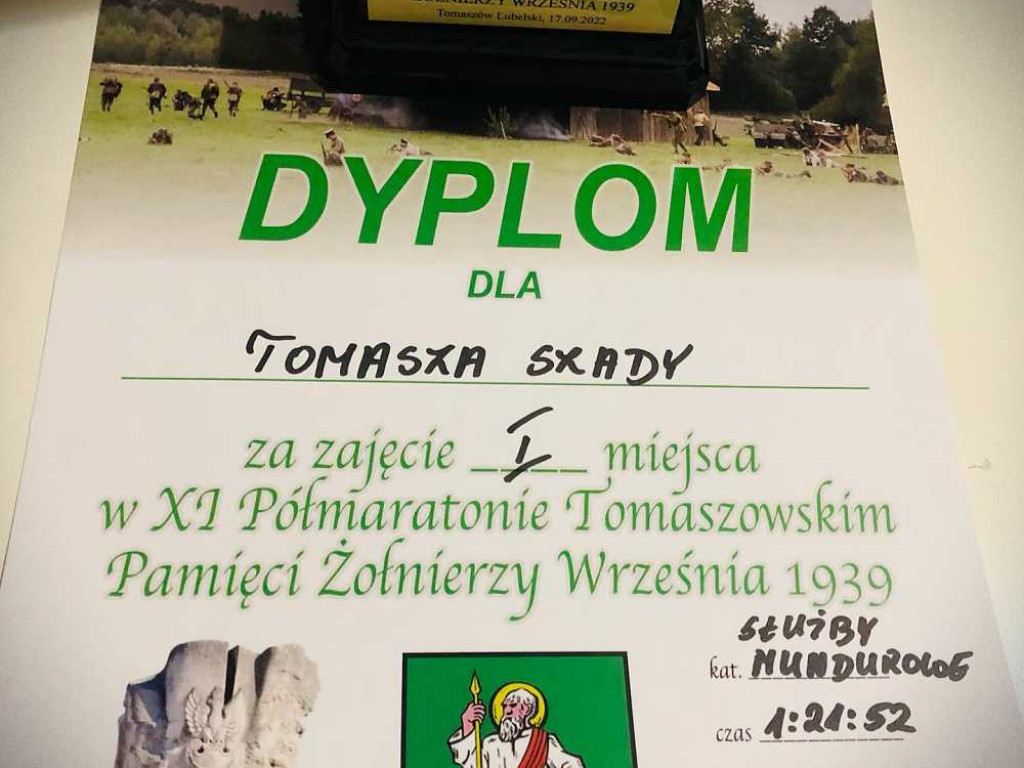 Biegiem uczcili Pamięć Żołnierzy Września 1939. Ksiądz Tomasz Szady wygrał w kategorii 