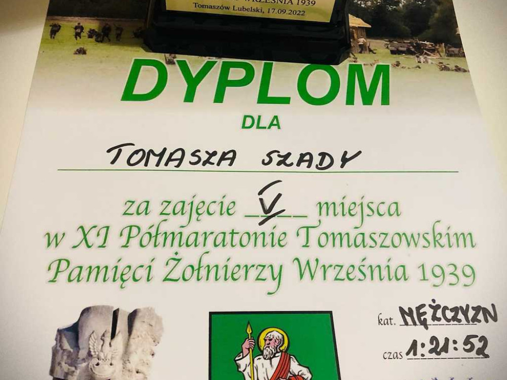 Biegiem uczcili Pamięć Żołnierzy Września 1939. Ksiądz Tomasz Szady wygrał w kategorii 