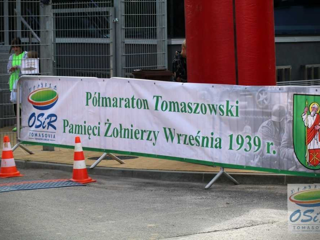 Biegiem uczcili Pamięć Żołnierzy Września 1939. Ksiądz Tomasz Szady wygrał w kategorii 