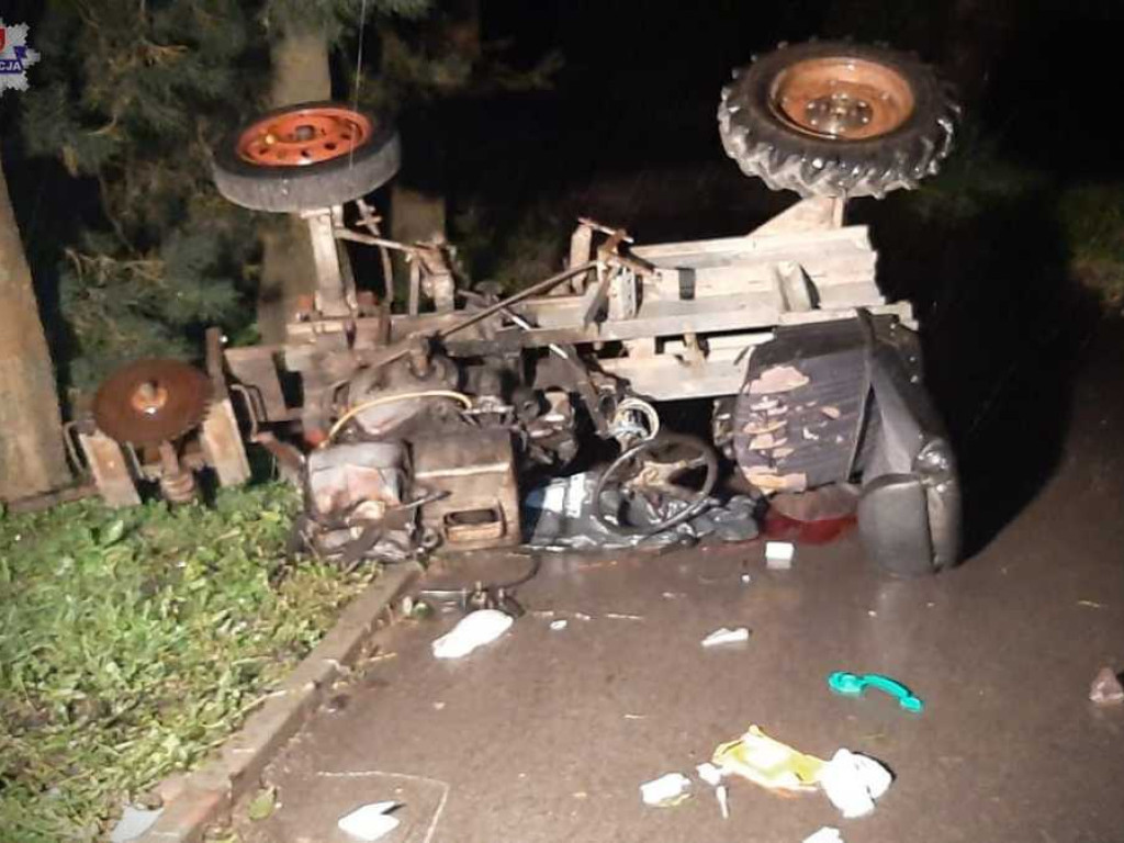 Wypadek ciągnika w Matczu. Obok leżał nie dający oznak życia mężczyzna [ZDJĘCIA, WIDEO]