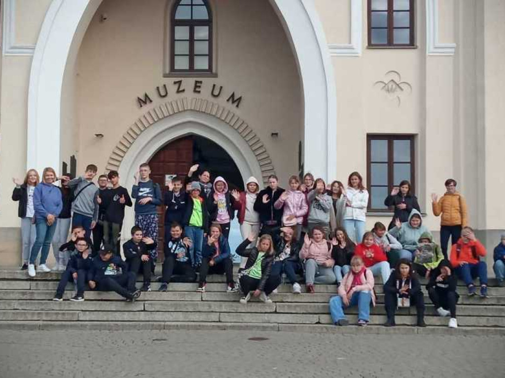 Uczniowie hrubieszowskiej Jedynki na wycieczce śladami Bolesława Prusa [ZDJĘCIA]