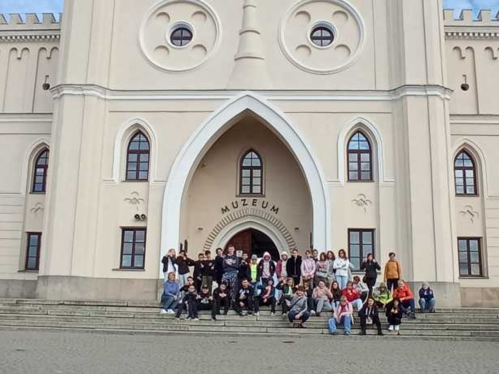 Uczniowie hrubieszowskiej Jedynki na wycieczce śladami Bolesława Prusa [ZDJĘCIA]