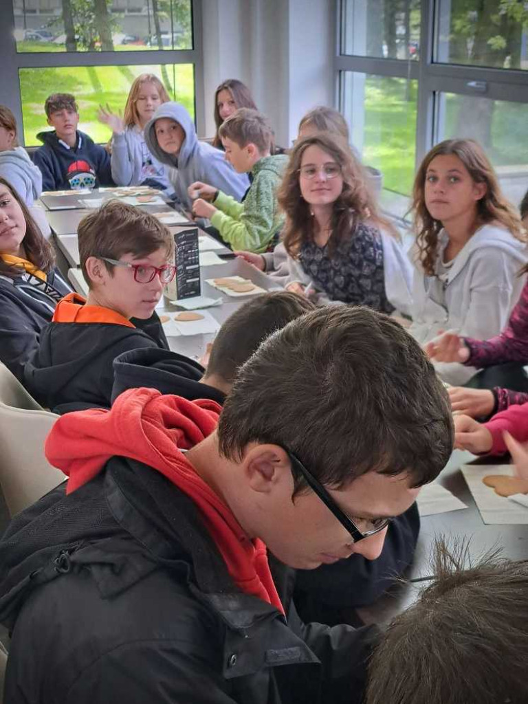 Uczniowie hrubieszowskiej Jedynki na wycieczce śladami Bolesława Prusa [ZDJĘCIA]