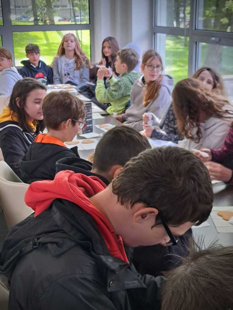 Uczniowie hrubieszowskiej Jedynki na wycieczce śladami Bolesława Prusa [ZDJĘCIA]