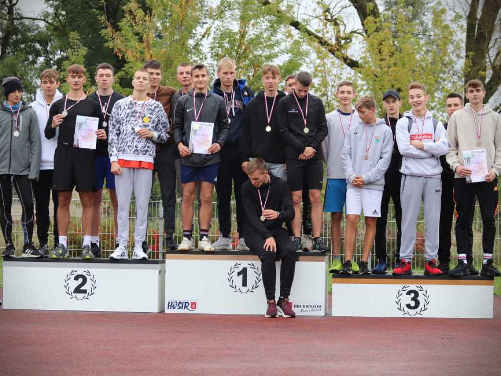 Reprezentacje szkolne z naszego powiatu walczyły w sztafetowych biegach przełajowych [ZDJĘCIA]