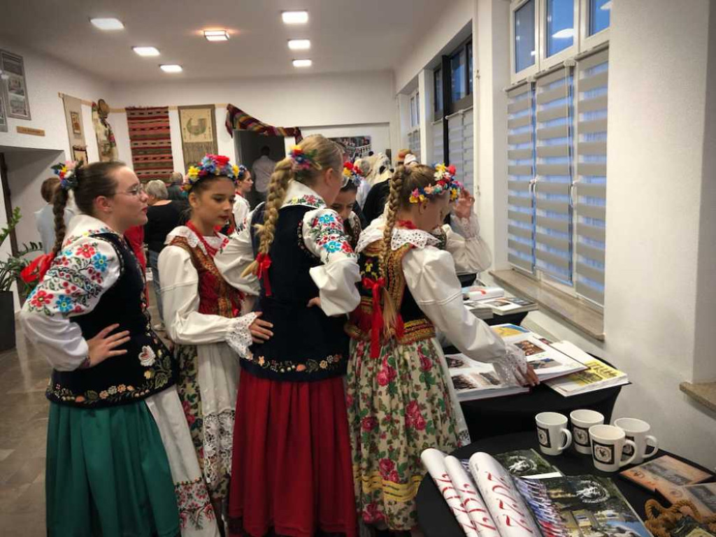 Hrubieszów: Z ludową nutą przez świat. Koncert ZPiTZH i otwarcie wystawy [ZDJĘCIA]