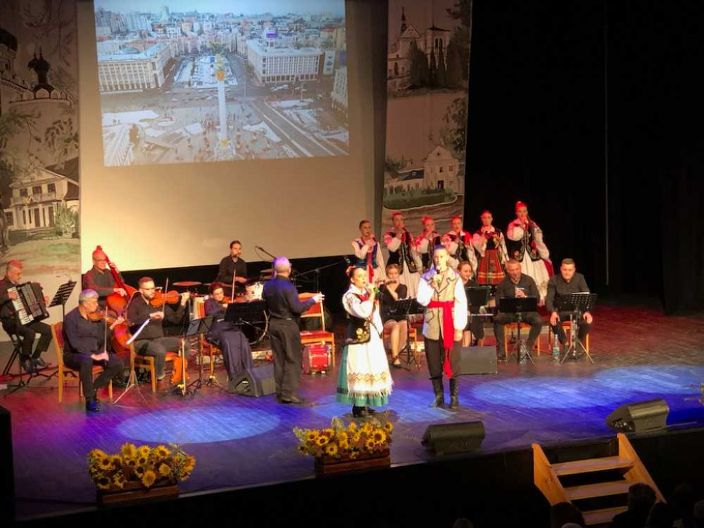 Hrubieszów: Z ludową nutą przez świat. Koncert ZPiTZH i otwarcie wystawy [ZDJĘCIA]