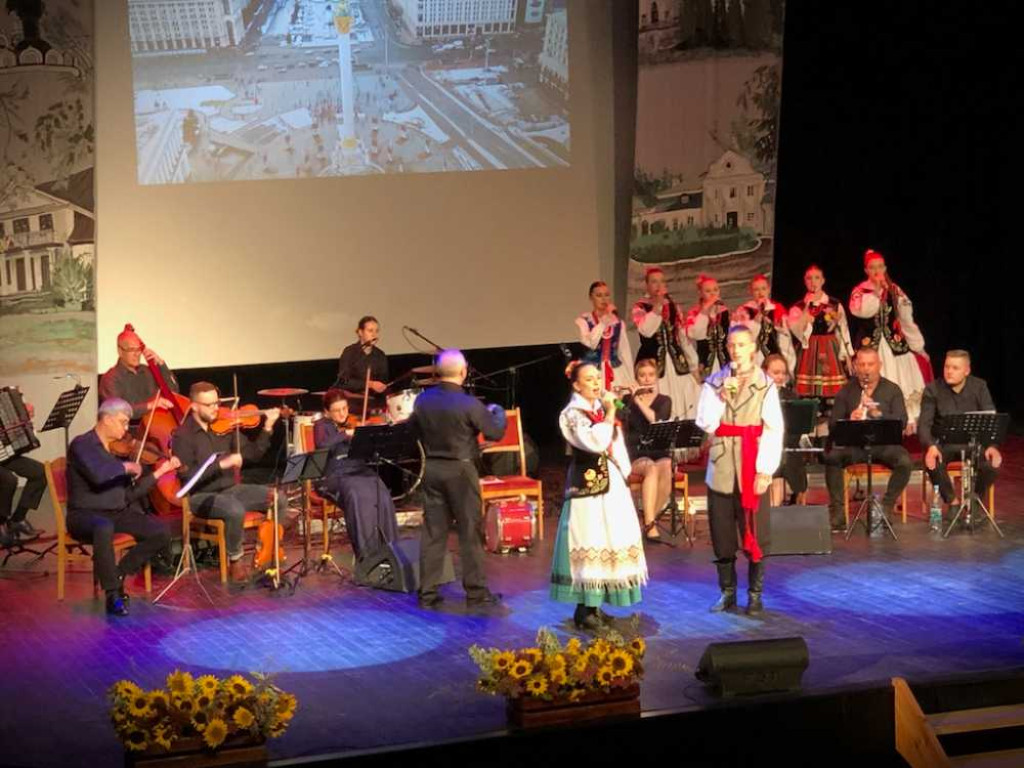 Hrubieszów: Z ludową nutą przez świat. Koncert ZPiTZH i otwarcie wystawy [ZDJĘCIA]