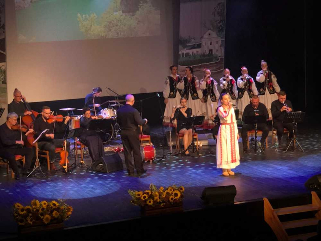 Hrubieszów: Z ludową nutą przez świat. Koncert ZPiTZH i otwarcie wystawy [ZDJĘCIA]