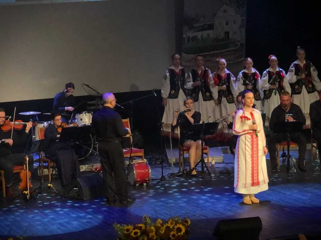 Hrubieszów: Z ludową nutą przez świat. Koncert ZPiTZH i otwarcie wystawy [ZDJĘCIA]