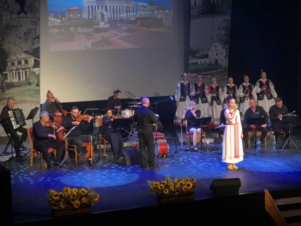 Hrubieszów: Z ludową nutą przez świat. Koncert ZPiTZH i otwarcie wystawy [ZDJĘCIA]