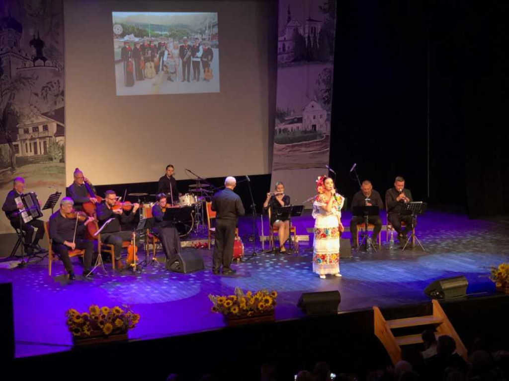 Hrubieszów: Z ludową nutą przez świat. Koncert ZPiTZH i otwarcie wystawy [ZDJĘCIA]