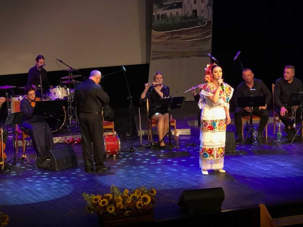 Hrubieszów: Z ludową nutą przez świat. Koncert ZPiTZH i otwarcie wystawy [ZDJĘCIA]