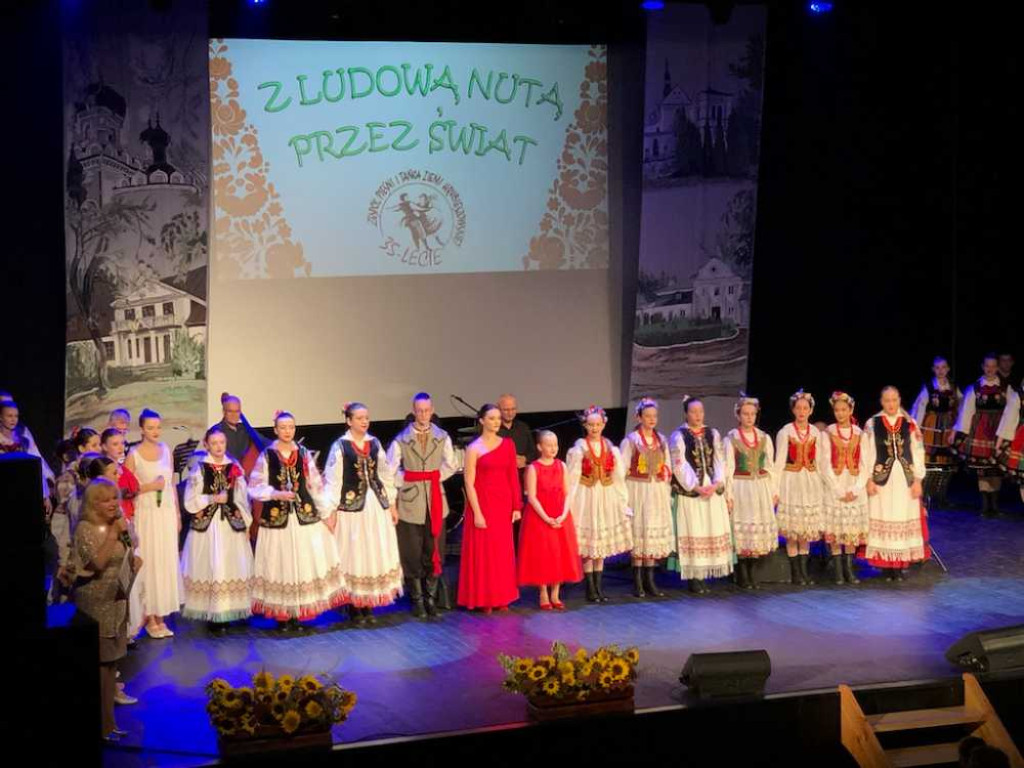 Hrubieszów: Z ludową nutą przez świat. Koncert ZPiTZH i otwarcie wystawy [ZDJĘCIA]