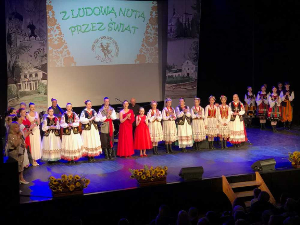 Hrubieszów: Z ludową nutą przez świat. Koncert ZPiTZH i otwarcie wystawy [ZDJĘCIA]