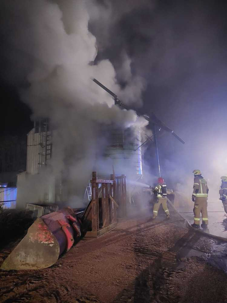 Pożar silosu w Dobromierzycach. W akcji gaśniczej uczestniczyło 22 strażaków [ZDJĘCIA]