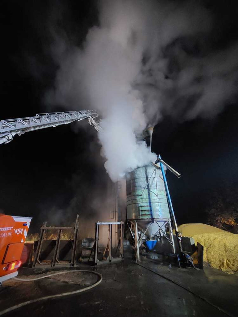 Pożar silosu w Dobromierzycach. W akcji gaśniczej uczestniczyło 22 strażaków [ZDJĘCIA]
