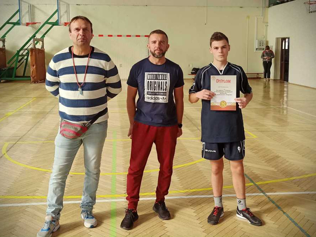 Powiatowe Igrzyska dzieci i młodzieży w badmintonie [ZDJĘCIA]