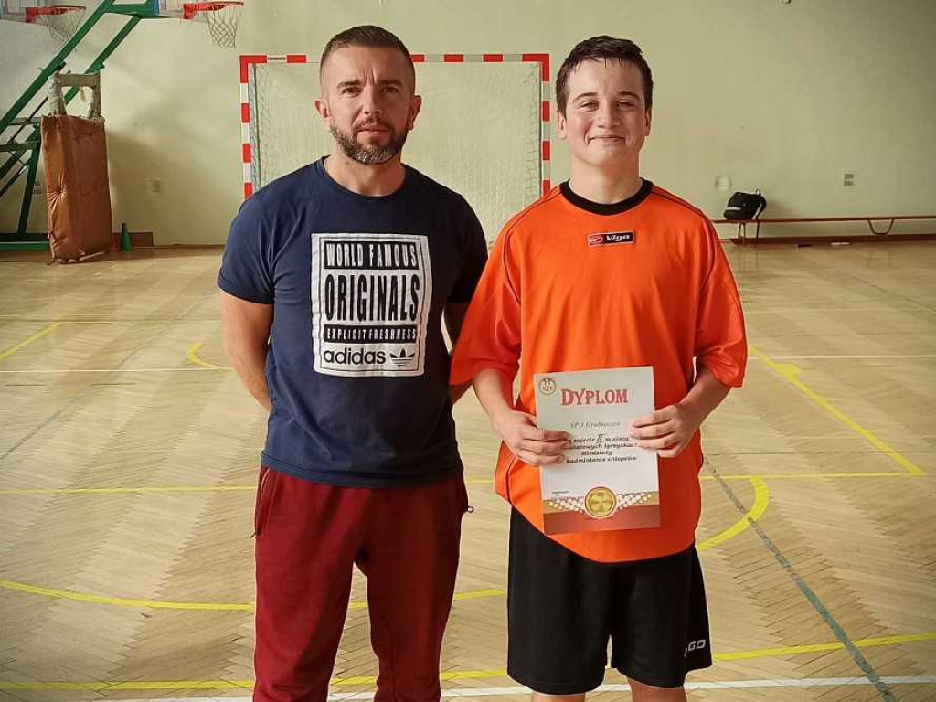 Powiatowe Igrzyska dzieci i młodzieży w badmintonie [ZDJĘCIA]