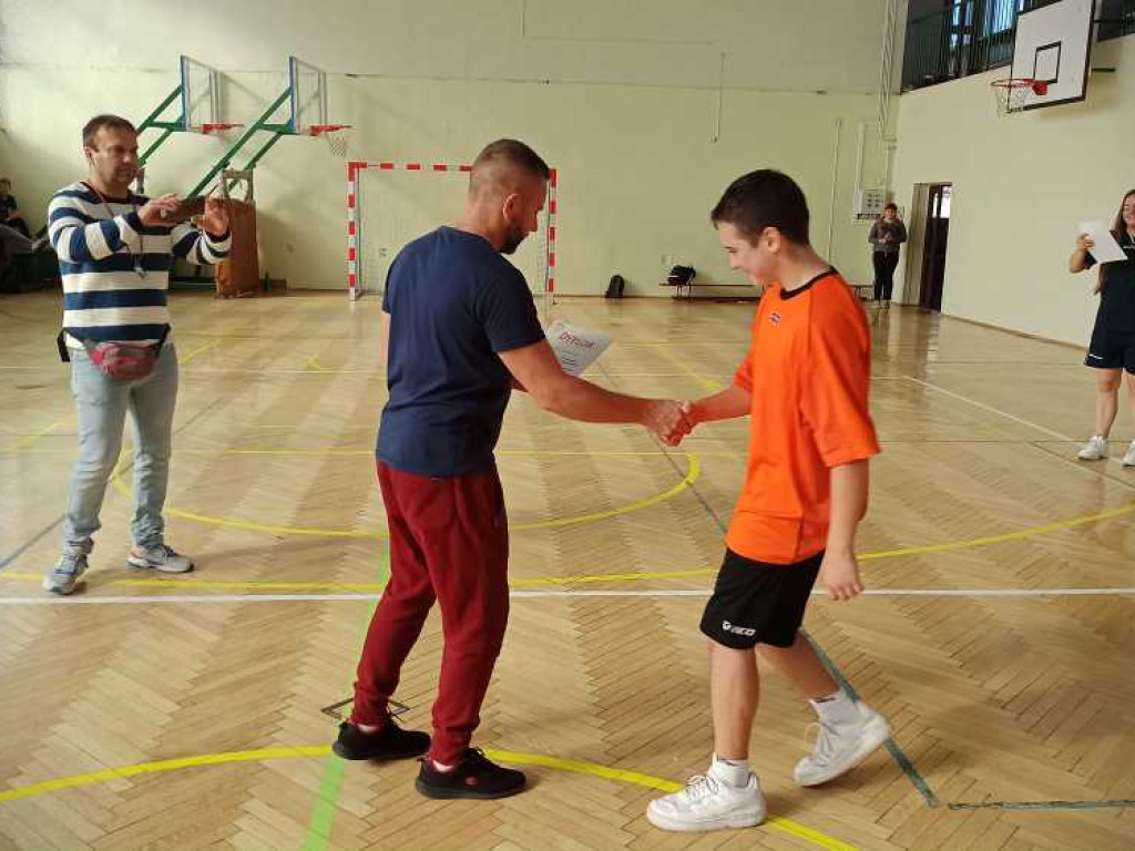 Powiatowe Igrzyska dzieci i młodzieży w badmintonie [ZDJĘCIA]