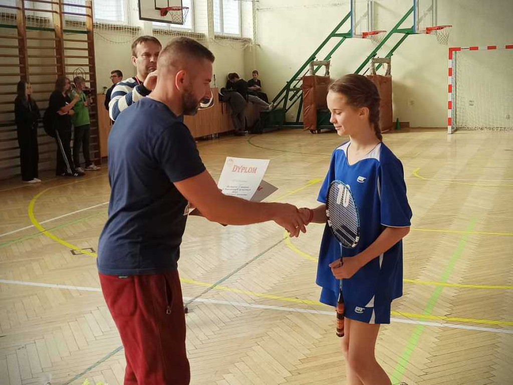 Powiatowe Igrzyska dzieci i młodzieży w badmintonie [ZDJĘCIA]