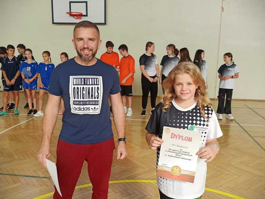 Powiatowe Igrzyska dzieci i młodzieży w badmintonie [ZDJĘCIA]