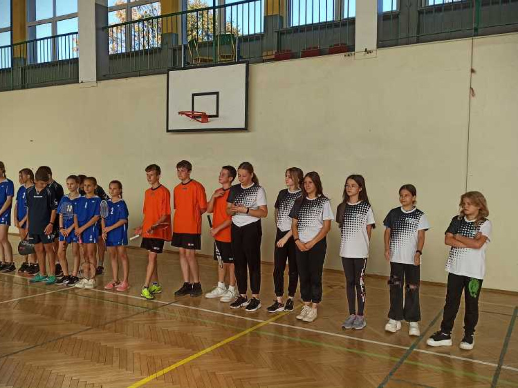 Powiatowe Igrzyska dzieci i młodzieży w badmintonie [ZDJĘCIA]