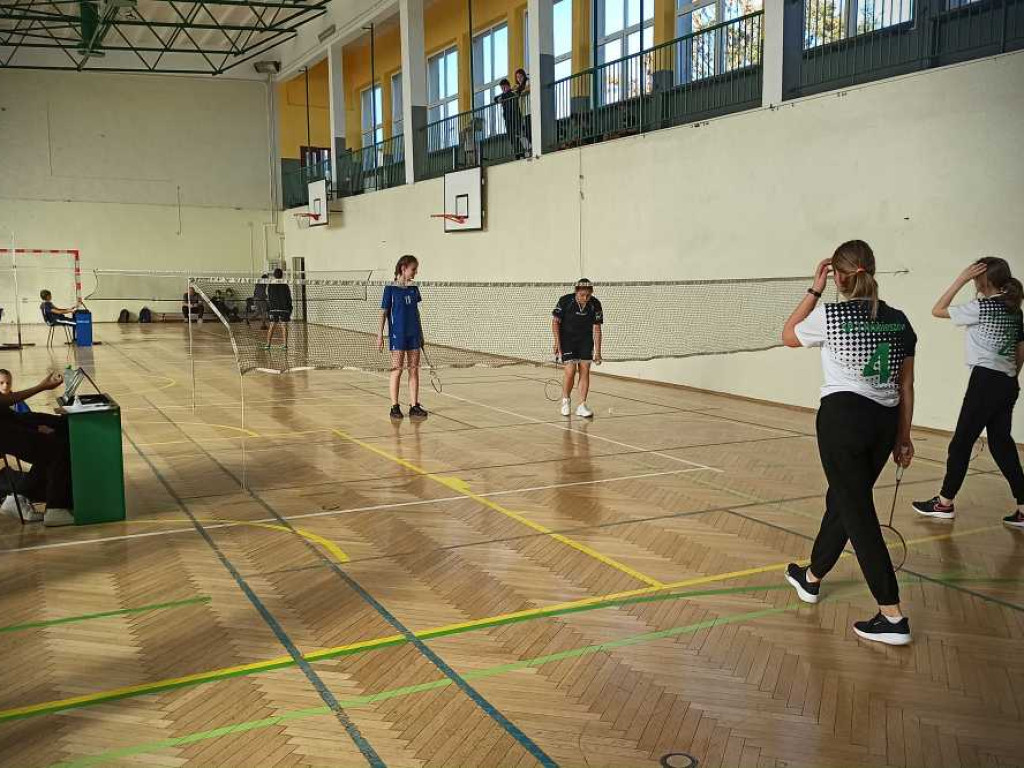 Powiatowe Igrzyska dzieci i młodzieży w badmintonie [ZDJĘCIA]