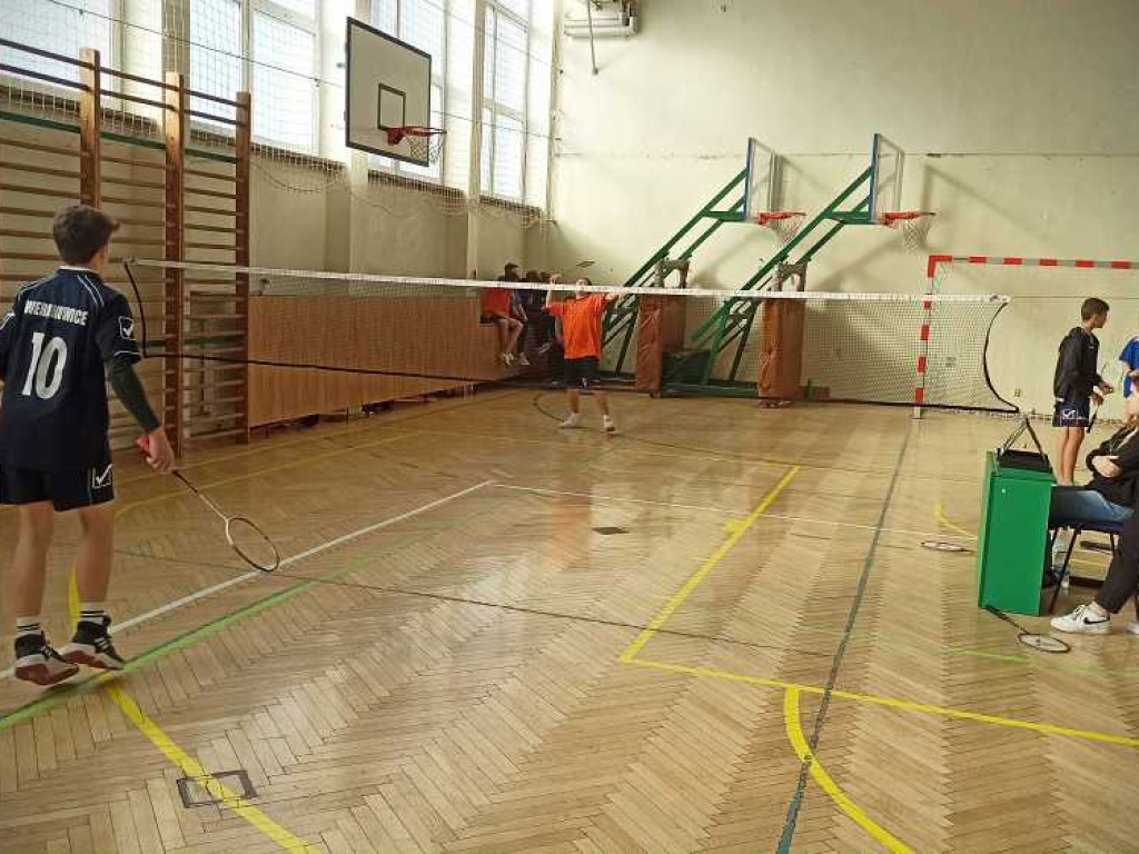 Powiatowe Igrzyska dzieci i młodzieży w badmintonie [ZDJĘCIA]