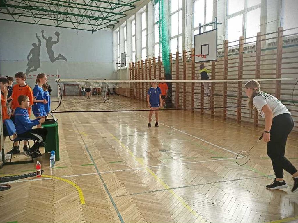 Powiatowe Igrzyska dzieci i młodzieży w badmintonie [ZDJĘCIA]