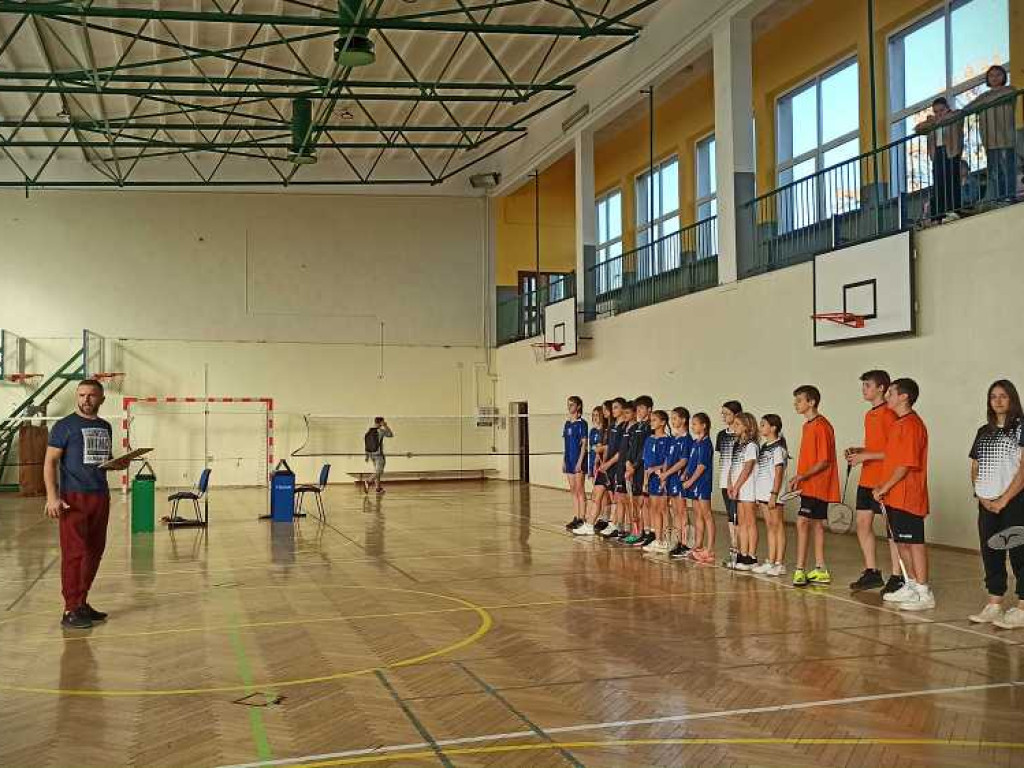 Powiatowe Igrzyska dzieci i młodzieży w badmintonie [ZDJĘCIA]