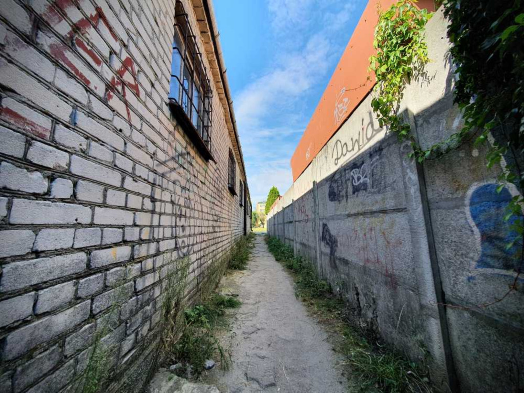 Hrubieszów: Zaułek między Jedynką a garażami na Listopadowej [ZDJĘCIA]