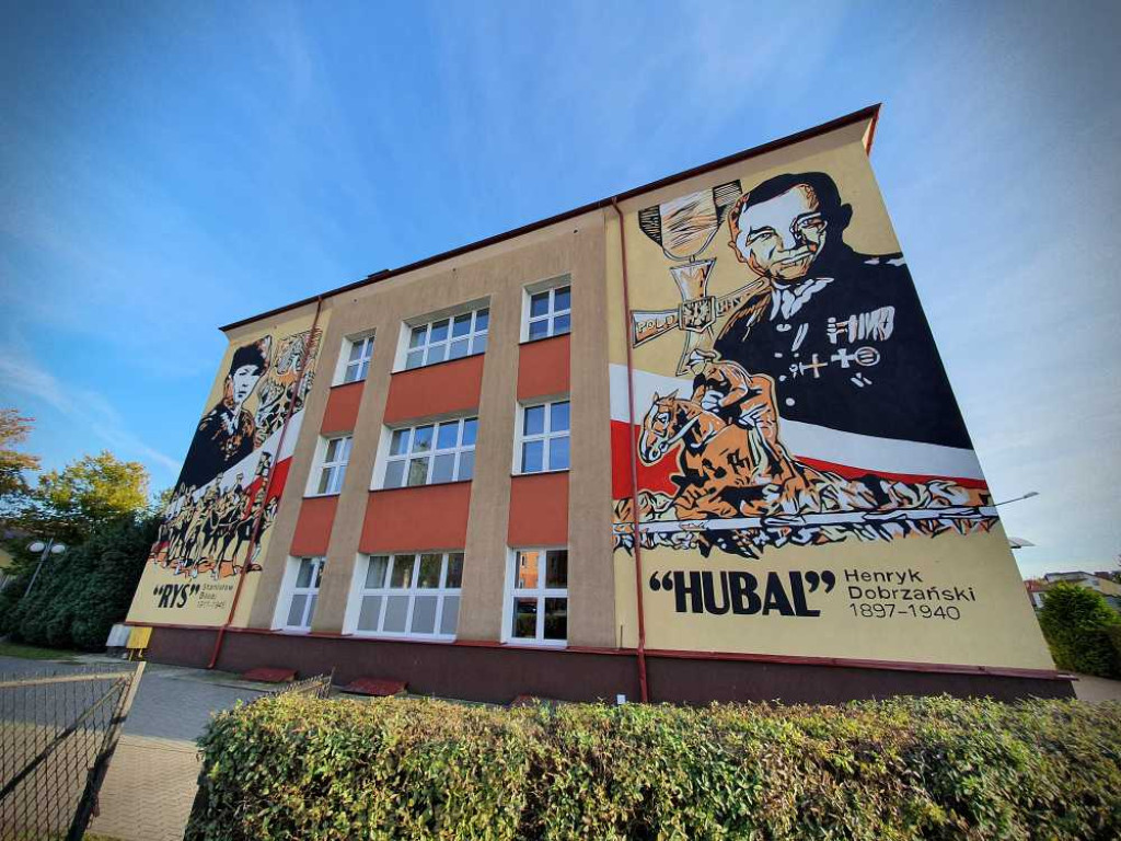 Hrubieszów: Mural na hrubieszowskiej Dwójce [ZDJĘCIA]