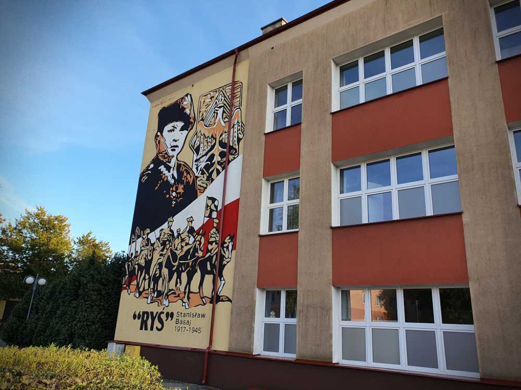 Hrubieszów: Mural na hrubieszowskiej Dwójce [ZDJĘCIA]