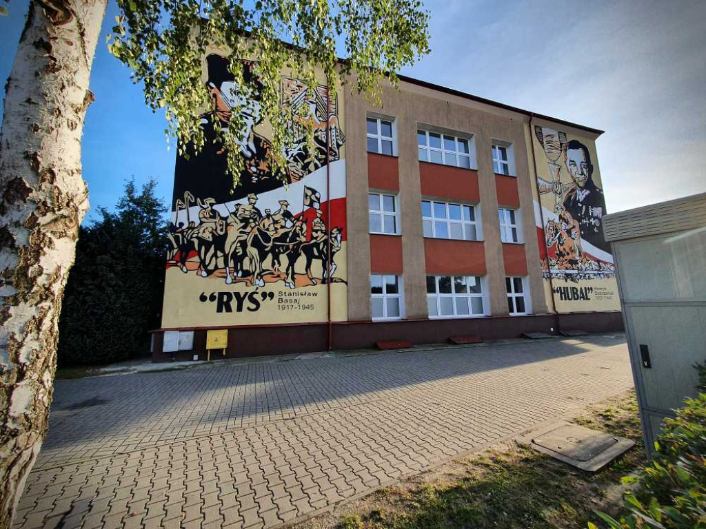 Hrubieszów: Mural na hrubieszowskiej Dwójce [ZDJĘCIA]