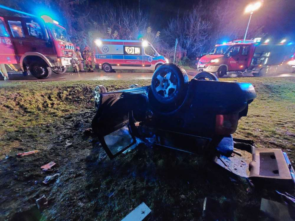 Dachowanie w Łuszkowie. Strażacy ewakuowali z wraku dwie osoby [ZDJĘCIA]