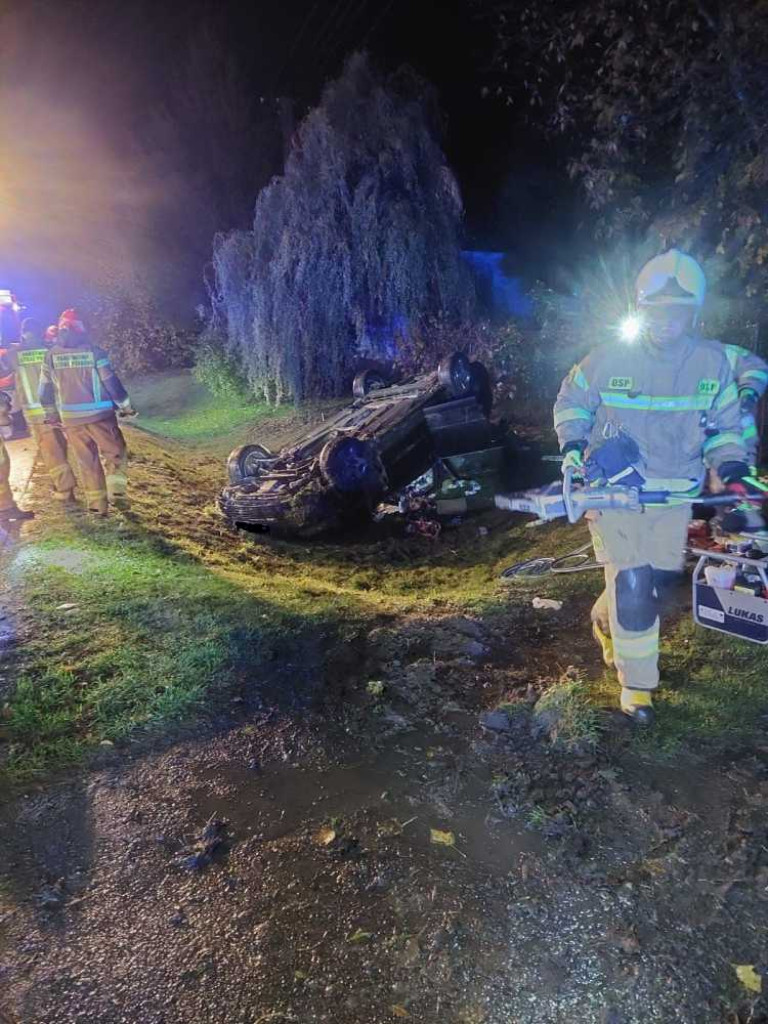 Dachowanie w Łuszkowie. Strażacy ewakuowali z wraku dwie osoby [ZDJĘCIA]