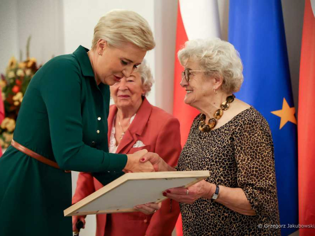Pani Weronika Siatka nagrodzona przez Pierwszą Damę! Srebrne Świerki zaśpiewały na gali [ZDJĘCIA]