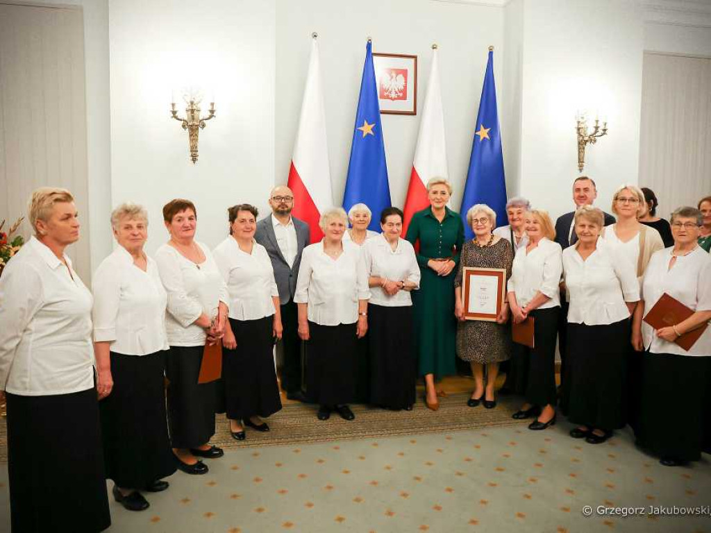 Pani Weronika Siatka nagrodzona przez Pierwszą Damę! Srebrne Świerki zaśpiewały na gali [ZDJĘCIA]