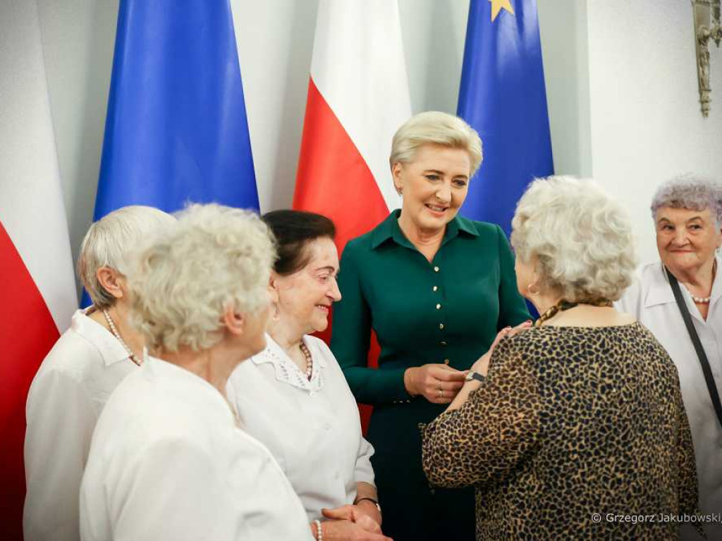 Pani Weronika Siatka nagrodzona przez Pierwszą Damę! Srebrne Świerki zaśpiewały na gali [ZDJĘCIA]