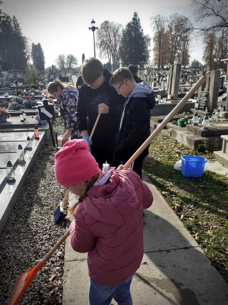 Uczniowie z Gozdowa pamiętają o patronach [ZDJĘCIA]