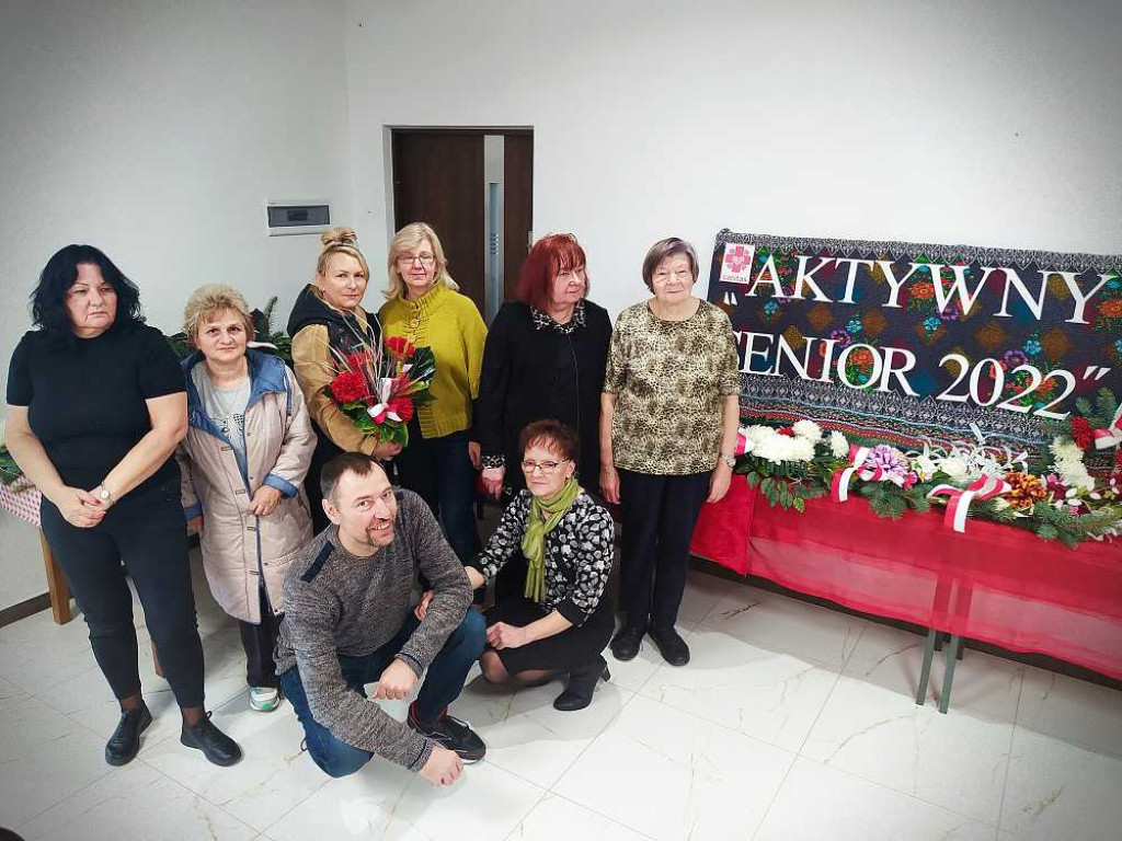 Hrubieszów: Zrobili i złożyli wiązanki na grobach bohaterów [ZDJĘCIA]