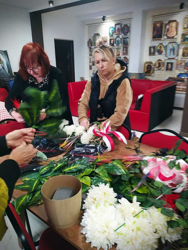 Hrubieszów: Zrobili i złożyli wiązanki na grobach bohaterów [ZDJĘCIA]